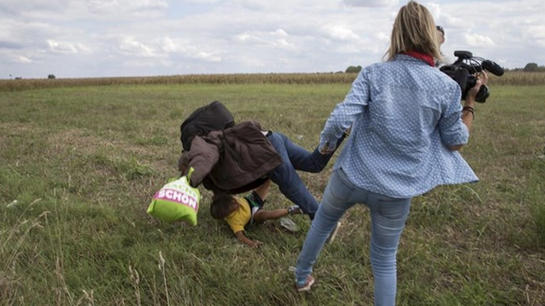 Ουγγαρία: Απολύθηκε η οπερατέρ που έβαλε τρικλοποδιά σε καταδιωκόμενο μετανάστη